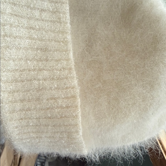 Women’s angora rabbit hair White Knit Beanie - Picture 5 of 5